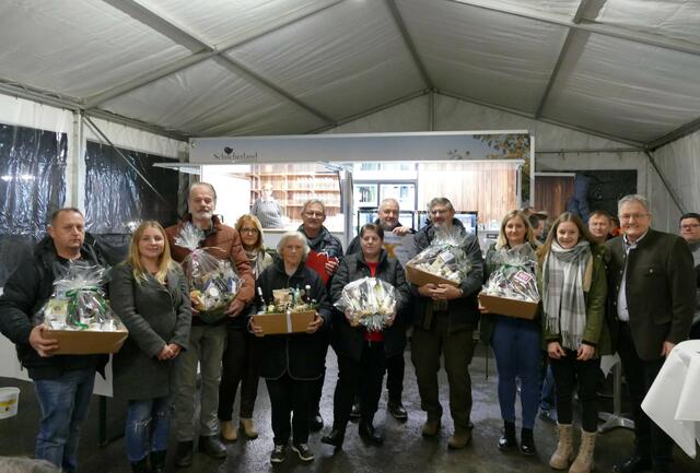 Bürgermeister Josef Waltl (r.) gratuliert: Thomas Gutschi mit Lebensgefährtin, Gerfried Schmidt, Lieselotte Sepp, Florian Lipp mit Lebensgefährtin, Petra Birnstingl, Manfred Weiss, Siegfried Schuster und Alexandra Reinisch mit Tochter (v.l.) | Foto: MG Wies