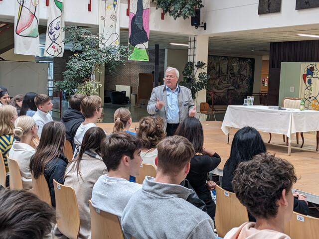 ORF Korrespondent Christian Wehrschütz zu Gast im Herta Reich Gymnasium in Mürzzuschlag.