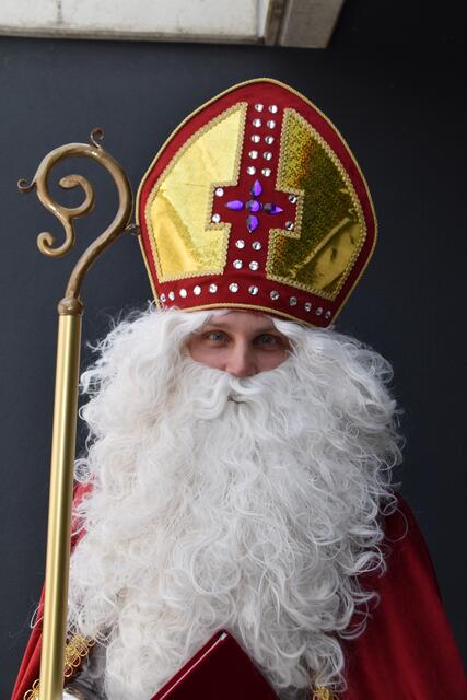 Anton Wegscheider aus Volders ist seit drei Jahren als hl. Nikolaus in Volders unterwegs. Bei seinen Hausbesuchen werden Kinderaugen zum Strahlen gebracht. | Foto: Kendlbacher