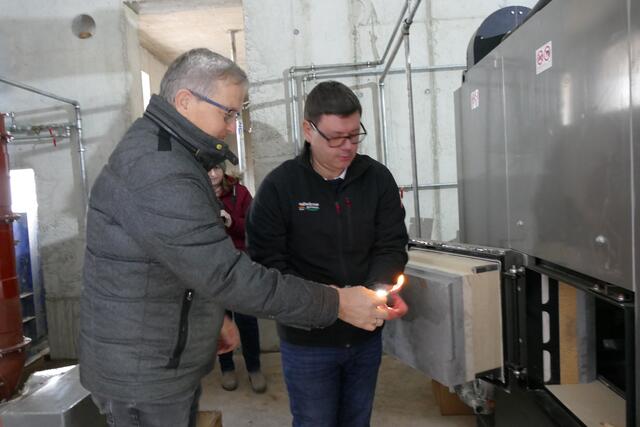 Bürgermeister  Josef Waltl und Geschäftsführer der Nahwärme Gleinstätten GmbH, Wolfgang Waltl, haben dabei die Kaminanlage erstmals eingeheizt. | Foto: MG Wies