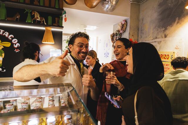 Inhaber Juan verwöhnt nicht nur mit der traditionellen Speise, sondern auch mit passenden Durstlöschern.
 | Foto: La Taquería Chiquitita