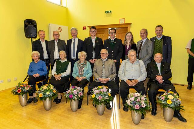 Die jeweils ältesten Gemeindebewohnerinnen und -bewohner wurden vor den Vorhang geholt. | Foto: Marktgemeinde Deutschfeistritz