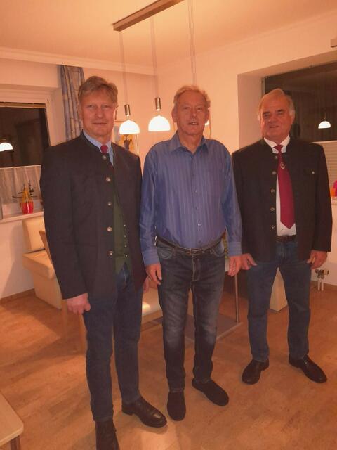 Foto von links: Obmann-Stv. Alois Kocher, Jubilar Peter König, Subkassier Josef Rauter | Foto: Kameradschaft Ramingstein