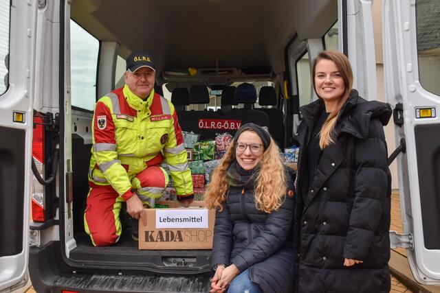 Davy Koller, Geschäftsführender Präsident ÖLRG, sowie die Lehrerinnen Lisa Engel und Sandra Kleindienst bei der Übergabe der "Weihnachtskisten". | Foto: MS Gleinstätten