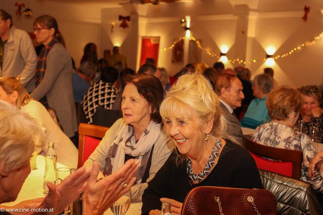 Fritzi Di Grillo und Ingrid Simmerer lassen kein Kabarett aus. | Foto: www.cine-motion.at / Ivanek