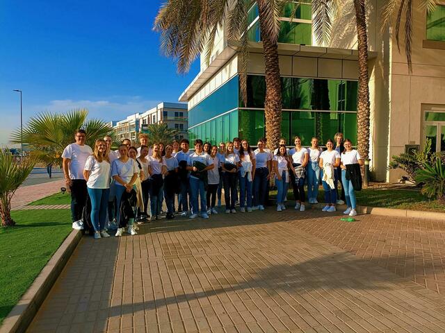 Die Schüler*innen der Zillertaler Tourismusschulen reisten zum Formel 1 Finale nach Abu Dhabi. Sie waren dort im VIP-Bereich im Einsatz.  | Foto: ZTS