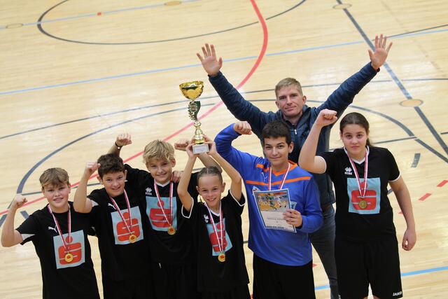Die Schüler und Betreuer Paul Grabner von der Mittelschule Perg Stadtzentrum bejubeln den Triumph.