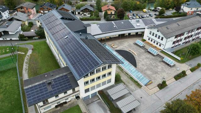 Über die Sommermonate wurde ein umfassendes Verbesserungsprojekt an der Mittelschule abgeschlossen inklusive einer 210 kWp Photovoltaik Anlage. | Foto: Spenglerei Wurzrainer