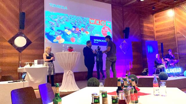 Ege Kabuk, Lehrling bei Plansee SE, durfte sich bei der Tombola über den Hauptpreis, eine Ballonfahrt, freuen.