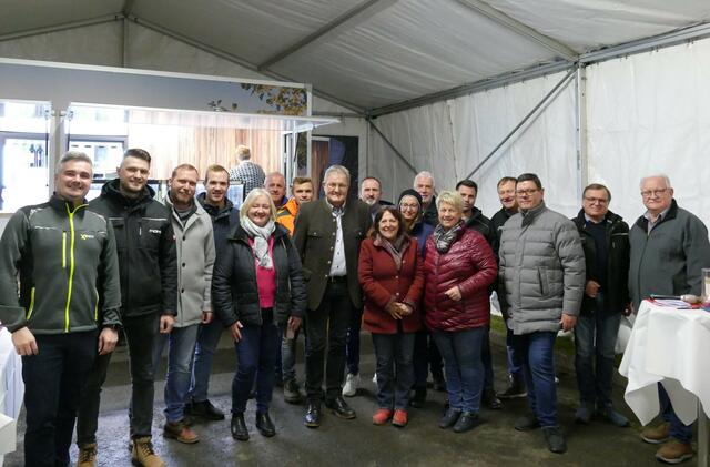 Alexander Guggi (Xinon), Labinot Ferati (Fionis), BaumeisterManuel Kapper, Oliver Hödl Porr (Porr), Vizebürgermeisterin Theresia Koch, Eduard Legat und Tobias Legat (Klöcher Bau), Bgm. Josef Waltl, GR Mario Loibner, GR Elfriede Schmidt, Sandra Schimpel – Innendienst Marktgemeinde Wies – Projekt Glasfaser, Vizebürgermeister August Nußmüller, Gemeindekassierin Marlies Schuster, Philip Ivanovic, Anton Stelzer, Wolfgang Waltl sowie Harald Hold von der Nahwärme Gleinstätten GmbH und GR Karl Kolleritsch (v.l.) | Foto: MG Wies