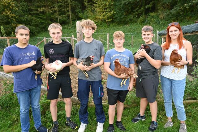 Die Schüler Tobias Macheiner, Alexander Mayerhofer, Maximilian Woschitz, Lukas Tappler, Clemens Zwazl und Fachlehrerin Julia Ritter mit den neuen Hühnern. | Foto: Jürgen Mück