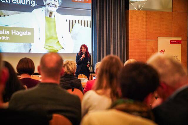 LRin Hagele, die ExpertInnen vom Care Management, der Pensionsversicherung und die Notare in den Tiroler Bezirken diskutierten verschiedene Themen mit den interessierten BesucherInnen der Pflegetour. | Foto: © Fettinger