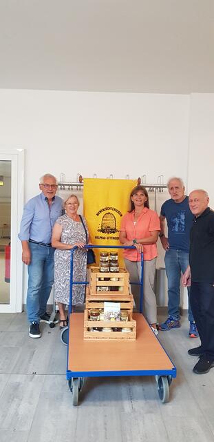 Mitglieder der Imkervereins bei der Übergabe der 72 Honiggläser an die Braunauer Tafel. | Foto: Imkerverein Uttendorf