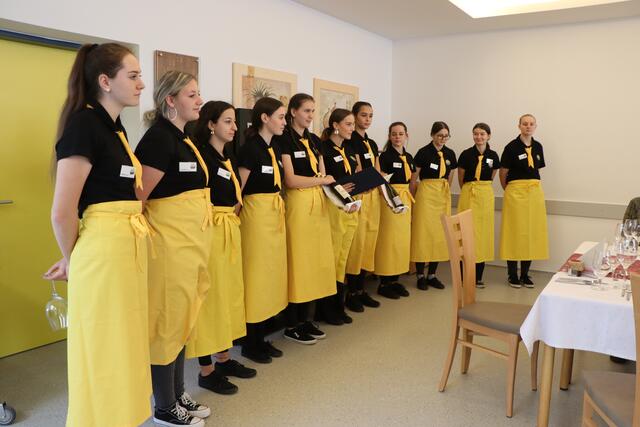 Das ServiceTeam der FSBHM Perjen zeigte ihr Können bei verschiedenen Weinen. | Foto: Celina Leitner