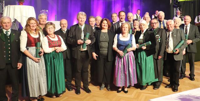 Bgm. Doris Dirnberger (Bildmitte) zeichnete 20 Persönlichkeiten mit dem Ehrenring der Gemeinde Gratwein-Straßengel aus. | Foto: Edith Ertl