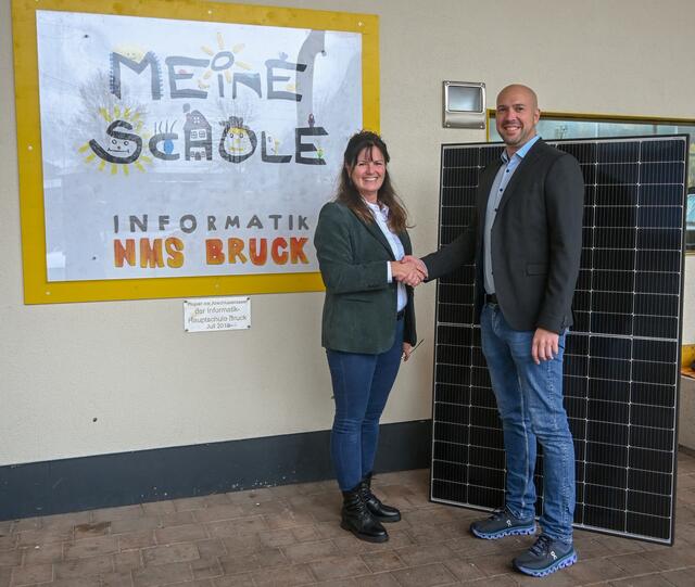 Bürgermeisterin Barbara Huber mit Michael Schnaitl von one2zero, welche als Partner eine kompetente und rasche Umsetzung ermöglichte. | Foto: Gemeinde Bruck