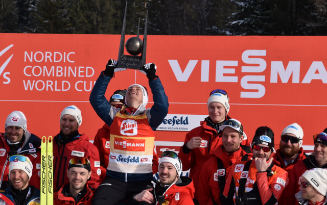 Johannes Lamparter jubelte 2023 über den Sieg und die Triple-Trophäe am Ende der drei Wettkampftage.