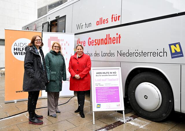 Andrea Brunner (Geschäftsführerin AIDS Hilfe Wien), NÖ Gesundheitslandesrätin Ulrike Königsberger-Ludwig sowie Regina Klenk (NÖ Sanitätsdirektorin). | Foto: NLK Pfeffer