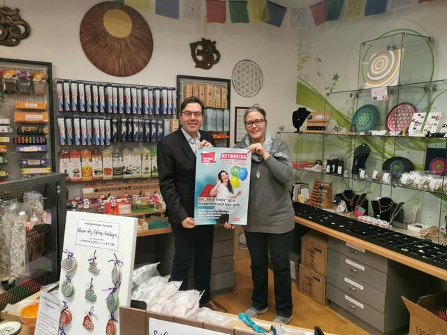 V.l.: Obmann der WKNÖ Bezirksstelle Gänserndorf Andreas Hager, Geschäftsinhaberin Angela Binder | Foto: Nadja Trunner