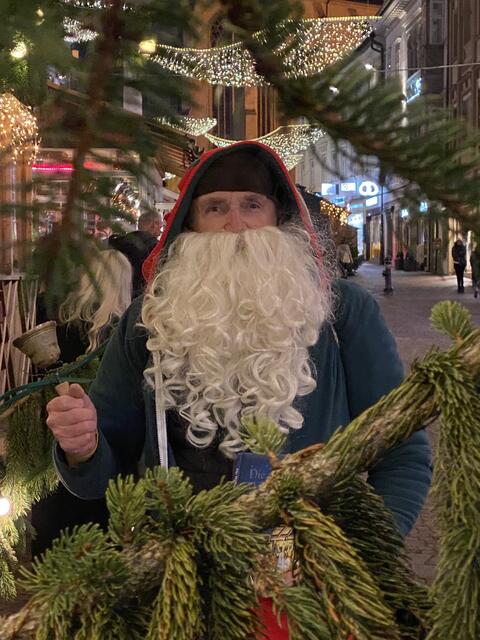 Weihnachtswichtel Stanislaus erzählt wunderbare Weihnachtsgeschichten beim Villacher Sozialadvent