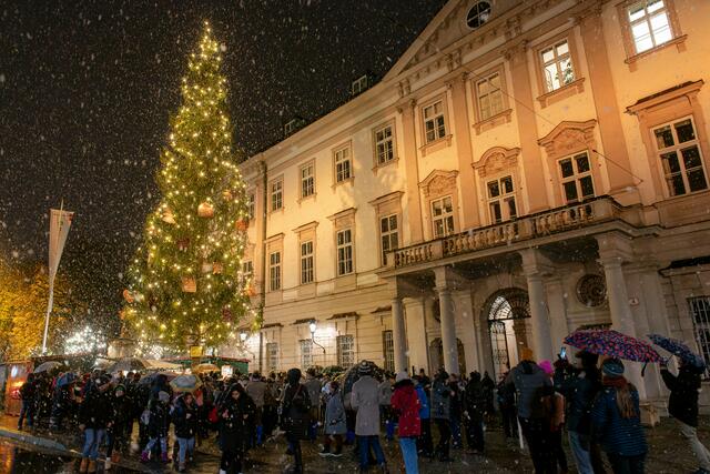 Der Christbaum am Mirabellplatz erstrahlte zum ersten Mal. | Foto: Stadt Salzburg/Alexander Killer