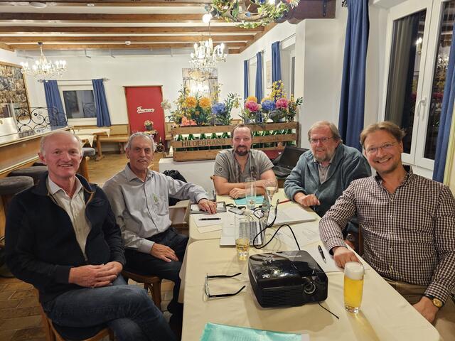 Vorstandsmitglieder Josef Fürstaller, Hans Gratz, Michael Hörak, Gotthard Dick und Thomas Thurner.  | Foto: Privat/Thurner
