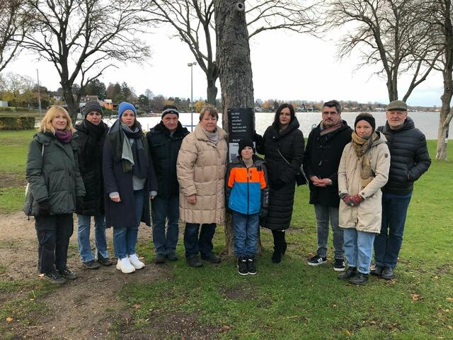 Vertreter der Gemeinde Neufeld und die Mitarbeiterinnen des Frauenhauses beteiligten sich an der Aktion am Neufelder See.  | Foto: SDB