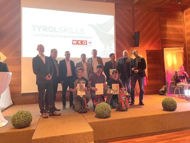 Die Landessieger Lorenz Moosbrugger, Ege Kabuk und Jona Fischer (vorne v.li.) überzeugten beim Wettbewerb TyrolSkills mit ihrem Können. Nicht im Bild: Ina Kannenberg.