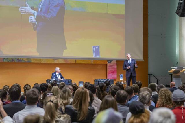 Diskussionsrunde mit 500 Gästen im Congress Innsbruck. | Foto: MCI