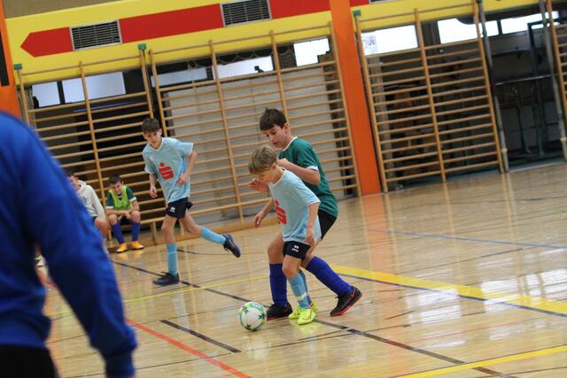 Fotos vom Spiel um Platz drei: Europagymnasium Baumgartenberg (in Dunkelgrün) gegen Sportmittelschule Bad Kreuzen.
