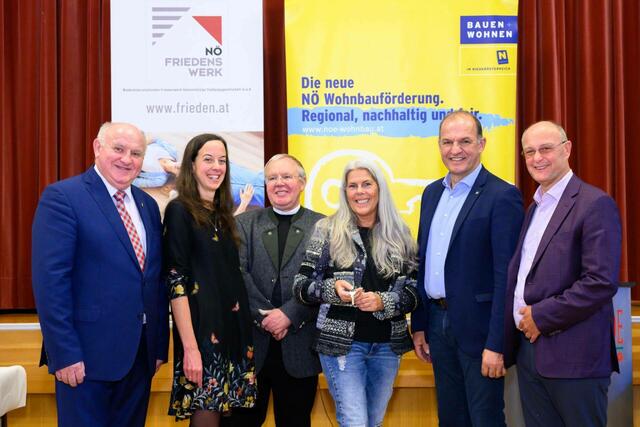 Bgm. Ernst Wendl (Marktgemeinde Himberg), Pfarrerin Alexandra Battenberg sowie Pfarrer Peter Piechura (Evang. bzw. Kath. Pfarre Himberg), Abg.z. NÖ Landtag Otto Auer,  eine zufriedene Mieterin und KommR Dir. Mag. Peter Sommer (NÖ Friedenswerk). | Foto: G. Nesvadba