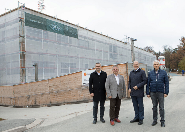 Landesrat Heinrich Dorner mit dem Kaufmännischen Direktor der Klinik Oberpullendorf, Manfred Degendorfer, sowie mit den Gesundheit-Burgenland-Geschäftsführern Franz Öller und Stephan Kriwanek  vor dem Neubau in Oberpullendorf. | Foto: Landesmedienservice