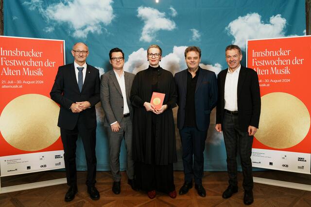 Stellten das Programm der Innsbrucker Festwochen der Alten Musik 2024 vor (v. l.): Landeshauptmann Anton Mattle, Kaufmännischer Direktor Dr. Markus Lutz, Künstlerische Direktorin Mag. Eva-Maria Sens, Musikalischer Leiter Ottavio Dantone und Innsbrucks Bürgermeister Georg Willi.  | Foto: Amir Kaufmann