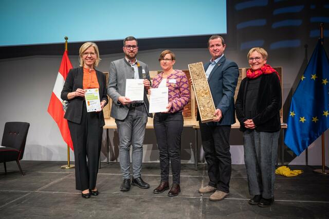 BM Leonore Gewessler, KLAR! Manager Alexander Wimmer, Projektleiterin Martina Scherz, Obmann Stefan Flotz und Laudatorin Uli Böker. | Foto: KLAR! Südliches Weinviertel
