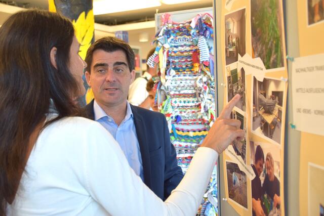 Über Waldame Speedy informierte sich Bürgermeister Christian Gepp bei Sybille Bettstein. | Foto: Sandra Schütz