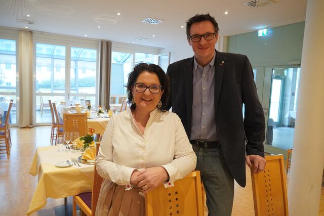 Die Direktorin Barbara Alzner und der Organisator Benedikt Lang in der Berufsschule in Obertrum. | Foto: Emanuel Hasenauer