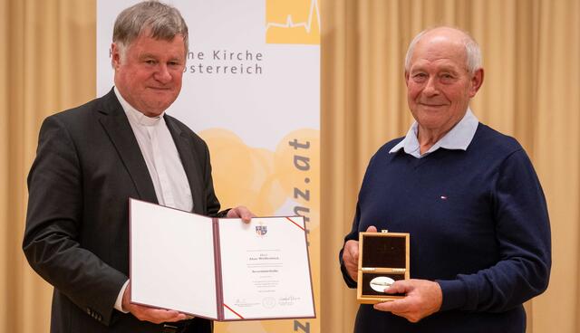 Von links: Bischof Manfred Scheuer und Alois Weißenböck mit der Severin-Medaille. | Foto: Diözese Linz/Kienberger
