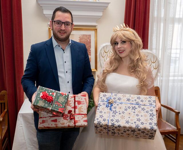 Gemeinderat LAbg. Philipp Gerstenmayer zusammen mit dem Christkind Julia Nusko. | Foto: Stadt Wiener Neustadt/Maurer
