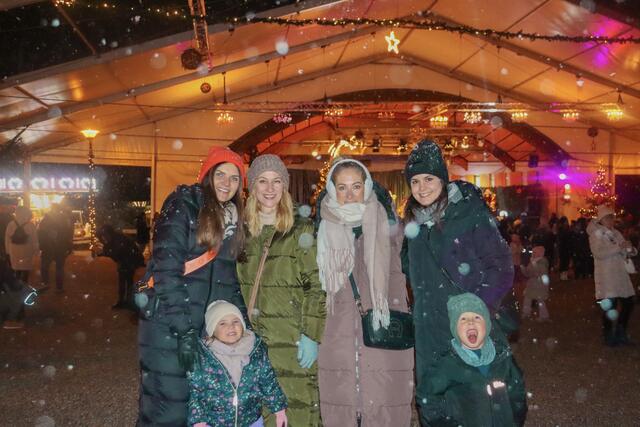 Auf den burgenländischen Weihnachtsmärkten warten am ersten Adventwochenende jede Menge weihnachtliche Köstlichkeiten und beste Unterhaltung auf euch! | Foto: Alejandra Ortiz