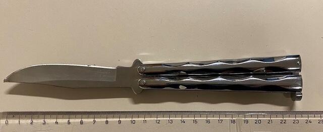 Als die Frau die Polizei rufen wollte, soll ihr Neffe sie mit einem Butterfly-Messer bedroht haben. (Symbolfoto) | Foto: LPD Wien