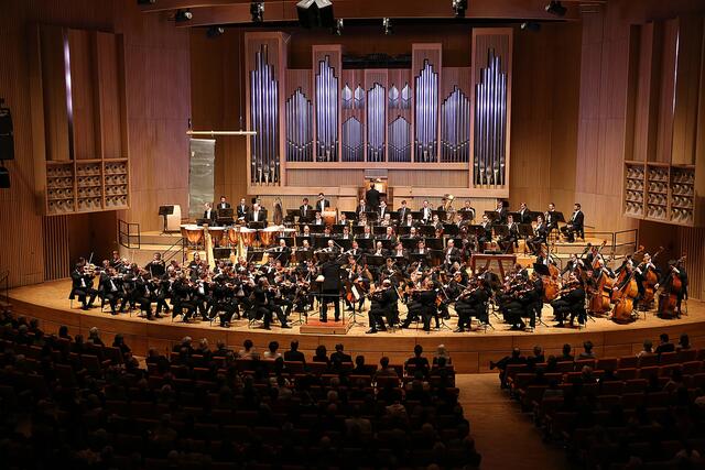 Am 23. März 2024 spielen Stardirigent Zubin Mehta und die Wiener Philharmoniker im Brucknerhaus Linz. Dabei blicken sie auf die Eröffnung der Veranstaltungsstätte vor 50 Jahren zurück.  | Foto: Reinhard Winkler