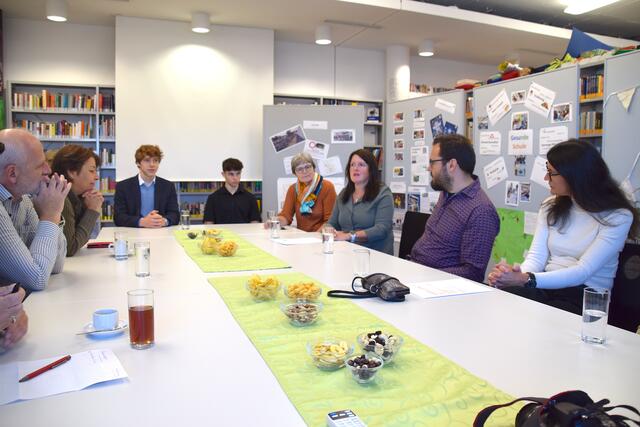 Vertreter des Umweltteams stellten Presse und Politik die zahlreichen Projekte und Maßnahmen in Sachen Umwelt vor. | Foto: Sandra Schütz
