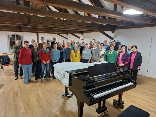 Chorsängerinnen und Chorsänger oder all jene, die das Singen gerne versuchen möchten, sind herzlich eingeladen, bei den Proben, die jeweils am Montag abends stattfinden, mitzuwirken.  | Foto: Marcus Ebner