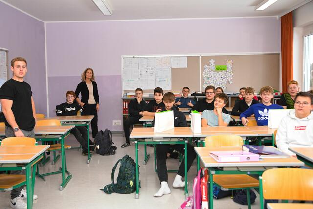 Niklas Danninger und im Hintergrund PTS-Direktorstellvertreterin Regina Mitter mit den Schülern in der Klasse. | Foto: Alfred Hofer