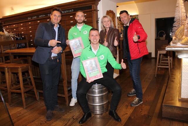 V. l.: Paul Steininger (Geschäftsführer Freistädter Brauerei), David Mühlberger (Gewinner des Fotowettbewerbs), Mario Riener, Bettina Mairwöger (Marketingleiterin Freistädter Brauerei) und Thomas Bargfrieder, Geschäftsstellenleiter der BezirksRundSchau Urfahr-Umgebung | Foto: Gernot Fohler