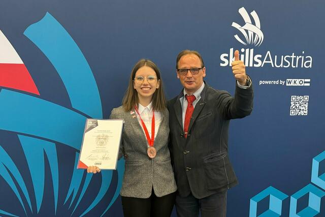 AustriaSkills Bronzemedaillengewinnerin Mona Suban mit ihrem Trainer Peter Maitz. | Foto: WK Tirol