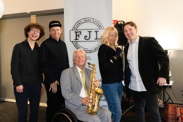Hans Lechner aus Bad Gams mit der „Sandra FJ Lounge“, hier mit Ismael Weber am Klavier und Valdis Dominieks am Bass, die beiden anderen Musiker waren beim Fototermin verhindert. Mit dabei Sandra Temunovic aus Rovinj | Foto: J. Konstantinov / geopho