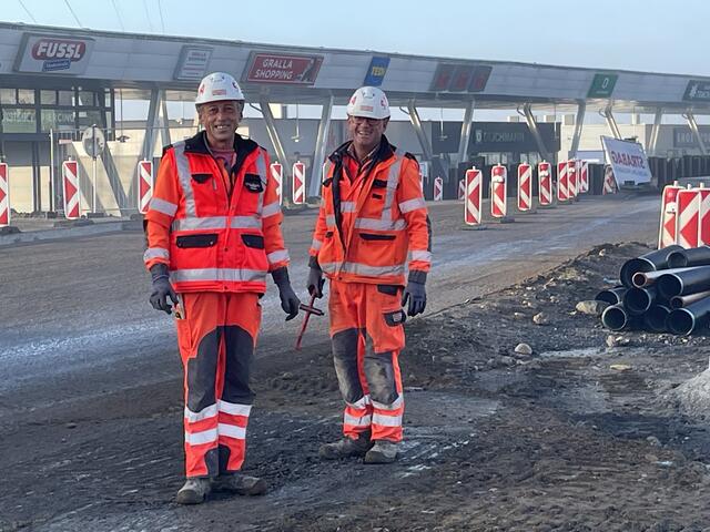 Auf Hochdruck wird seit Anfang August beim ehemaligen "Obi-Kreisverkehr" gearbeitet. Am 8. November entstand auf der Baustelle dieses Bild. | Foto: Waltraud Fischer