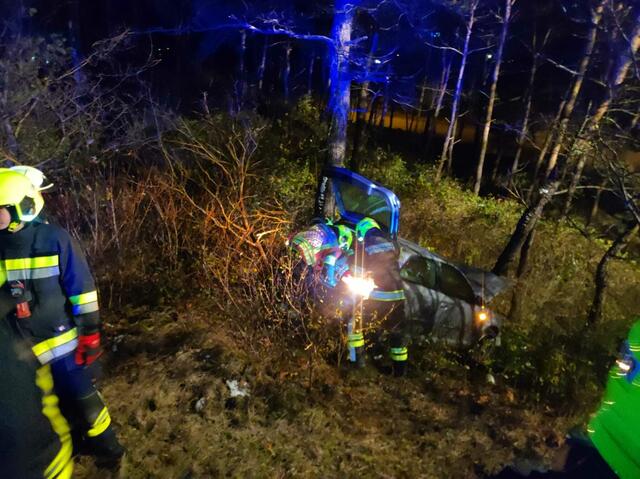Das Auto rutschte in einen Straßengraben.