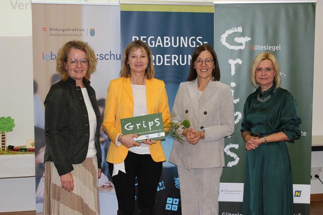 v.l.: Bildungs-Landesrätin Teschl-Hofmeiser, Dir. Sigrid Fritsch (BG und BRG Wieselburg), Brigitte Schuckert (Leiterin Pädagogischer Dienst Bildungsdirektion NÖ), Brigitta Schnaubelt (Gütesiegel-Landeskoordinatorin Bildungsdirektion NÖ) | Foto: NLK Pfeffer